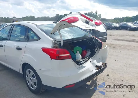 2016 Ford Focus S z USA, uszkodzony, nr VIN 1FADP3E21GL375449